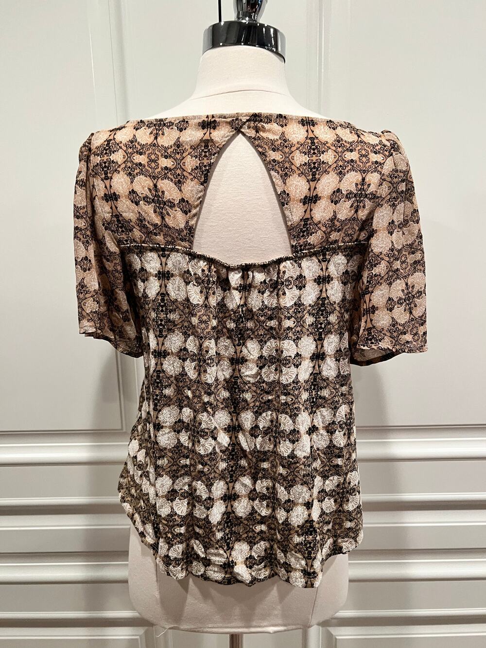 Lucky Brand flutter sleeve black & tan print top open back size medium A420